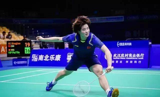 詹姆斯抵沪！外籍安保怒斥球迷，现场失控！